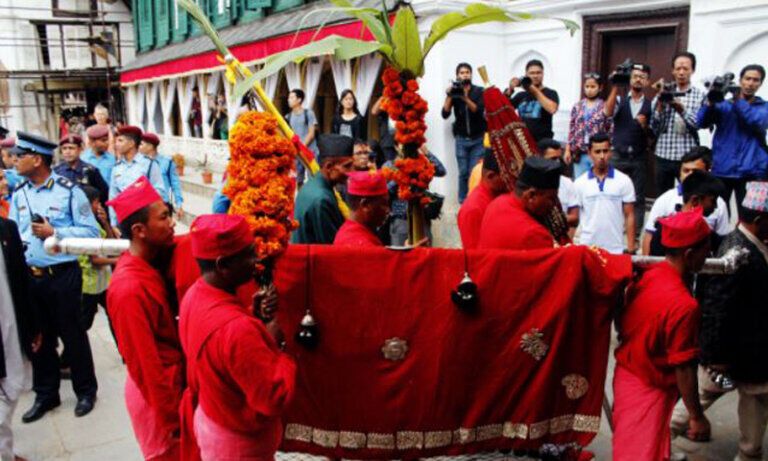 Read more about the article कोरोनाका बाबजुद दसैंको रौनक: आज फूलपाती