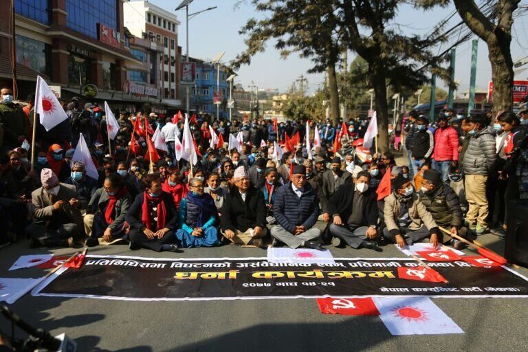 Read more about the article माइतीघरको धर्नामा प्रचण्ड र माधव नेपाल सहभागी