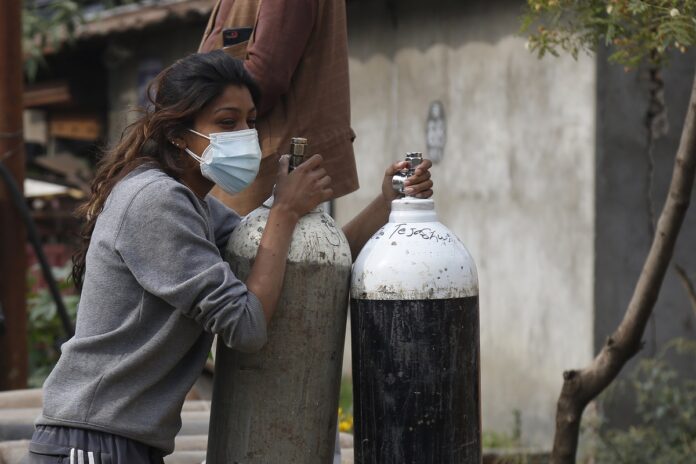 काठमाडौं बालाजु औद्योगिक क्षेत्रस्थित कारखानामा आइतबार अक्सिजन लिन पुगेका आफन्त।