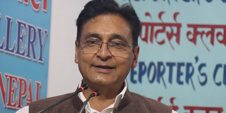 Read more about the article टोपबहादुरको प्रश्न : प्रचण्डले एमालेसँग एकता गर्दा क्रान्तिकारी हामीले ओलीलाई नेता मान्दा कसरी गैरक्रान्तिकारी ?