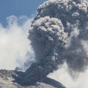 इन्डोनेसियामा ज्वालामुखी विस्फोट हुँदा १० जनाको मृत्यु