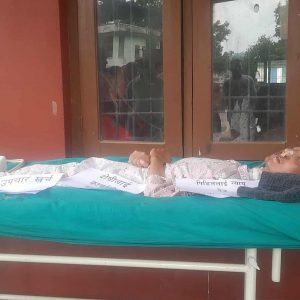 उपचार खर्च नपाएपछि दुर्घटनाको विरामी जिल्ला प्रशासनमा