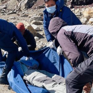 मकालु आधार शिविर घुम्न गएका पुरुषको लेक लागेर मृत्यु