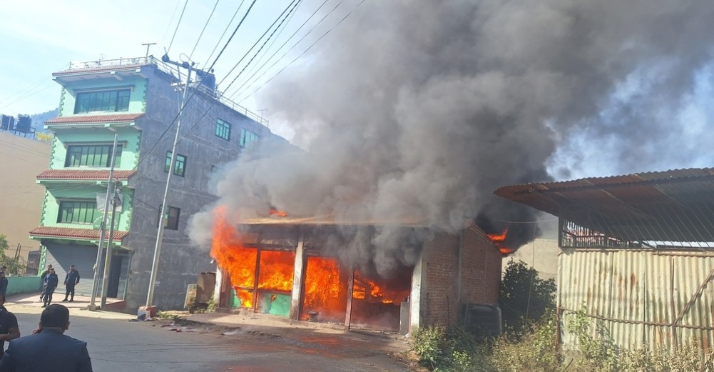 मोटरसाइकल ग्यारेजमा आगलागी हुँदा ६० लाखको क्षती