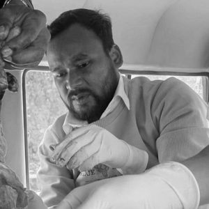 गुडिरहेको एम्बुलेन्सभित्रै चिकित्सकले उपचार गरेपछि…