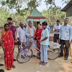 अवकाशप्राप्त शिक्षिकाद्वारा साइकल र स्टेशनरी वितरण