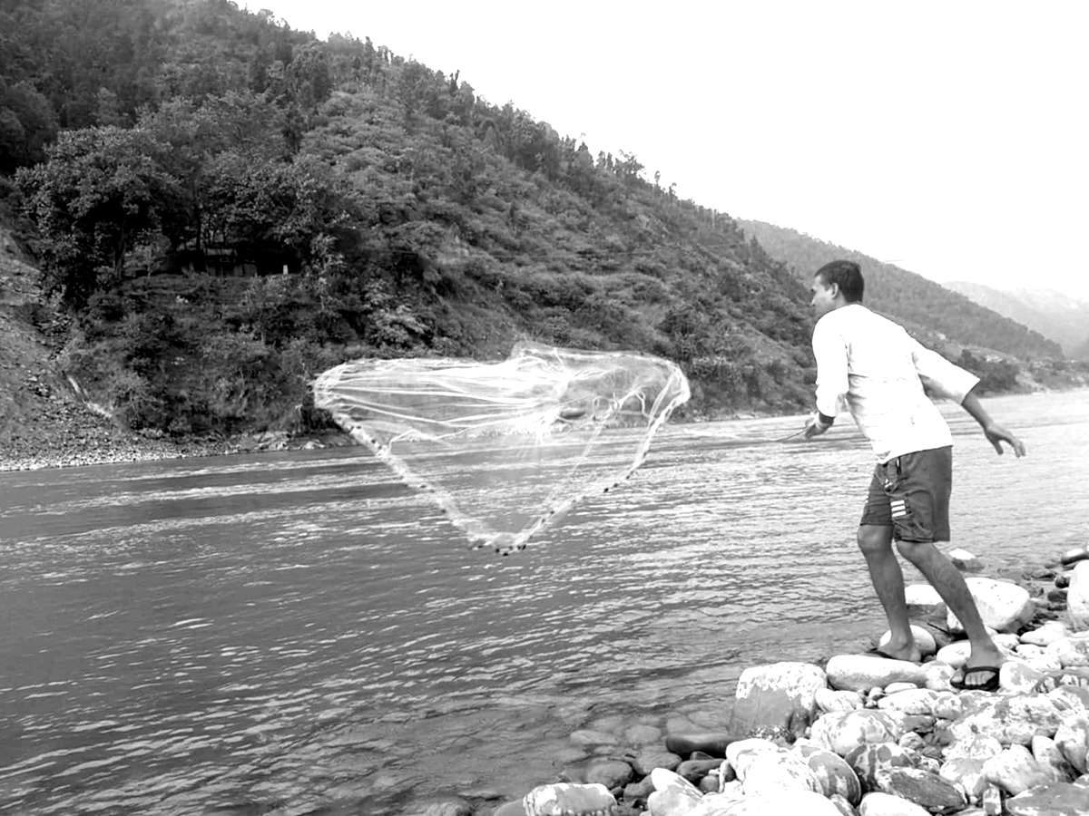 नदीमा माछा पाइनै छाड्यो, संकटमा माझी समुदायको पेशा