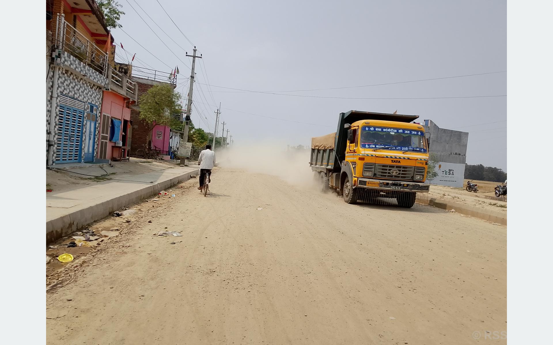समयमै निर्माण नसक्दा अलपत्र सडक, पानी पर्दा हिलाम्मे, नपर्दा धुलाम्मे