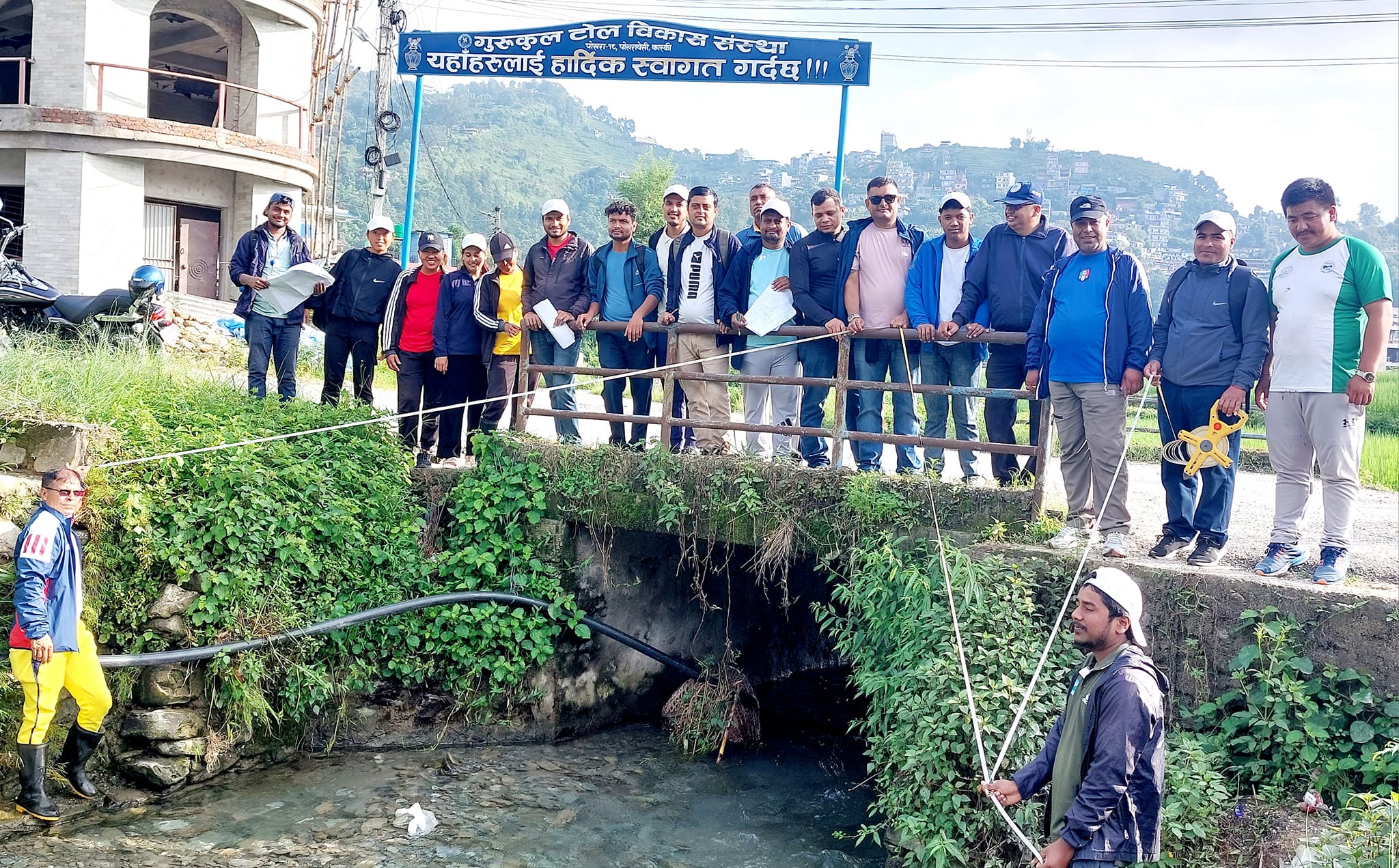 फिर्के खोलाघरका संरचना हटाउन तीन तिरबाट डोजर चलाइँदै