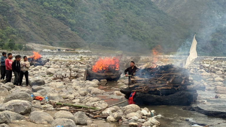 जलजला दुर्घटनामा ज्यान गुमाएका एकै घरका छ जनाको सामूहिक दाहसंस्कार