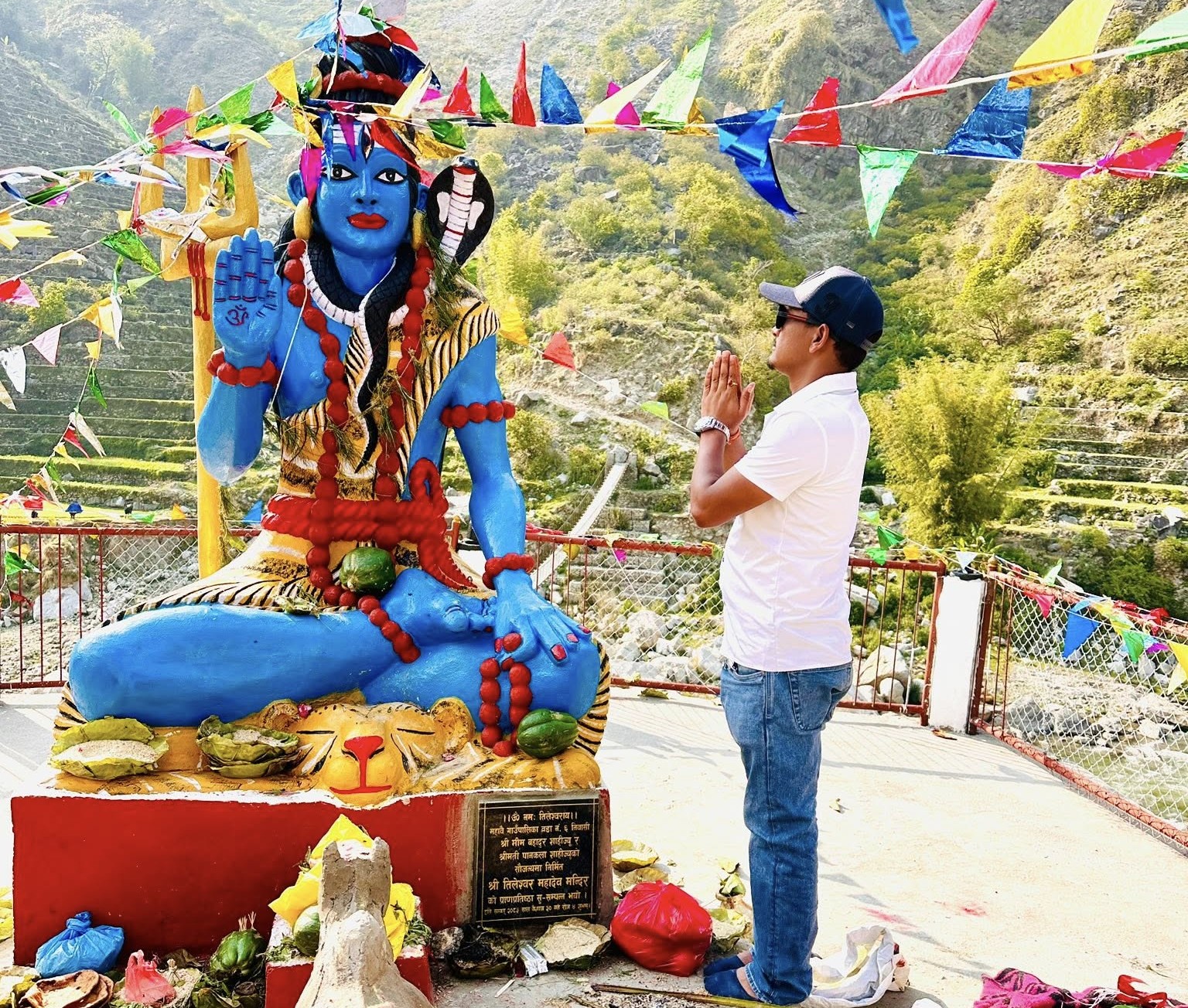तिलाको छालैमा मनिषले राखे ७ फिट अग्लो शिबको मुर्ति