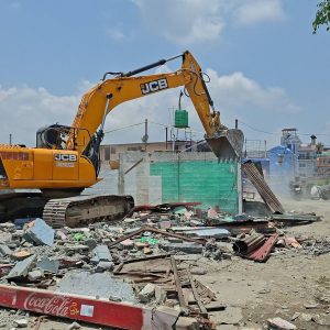 खाली घरटहरामा महानगरले चलायो डोजर