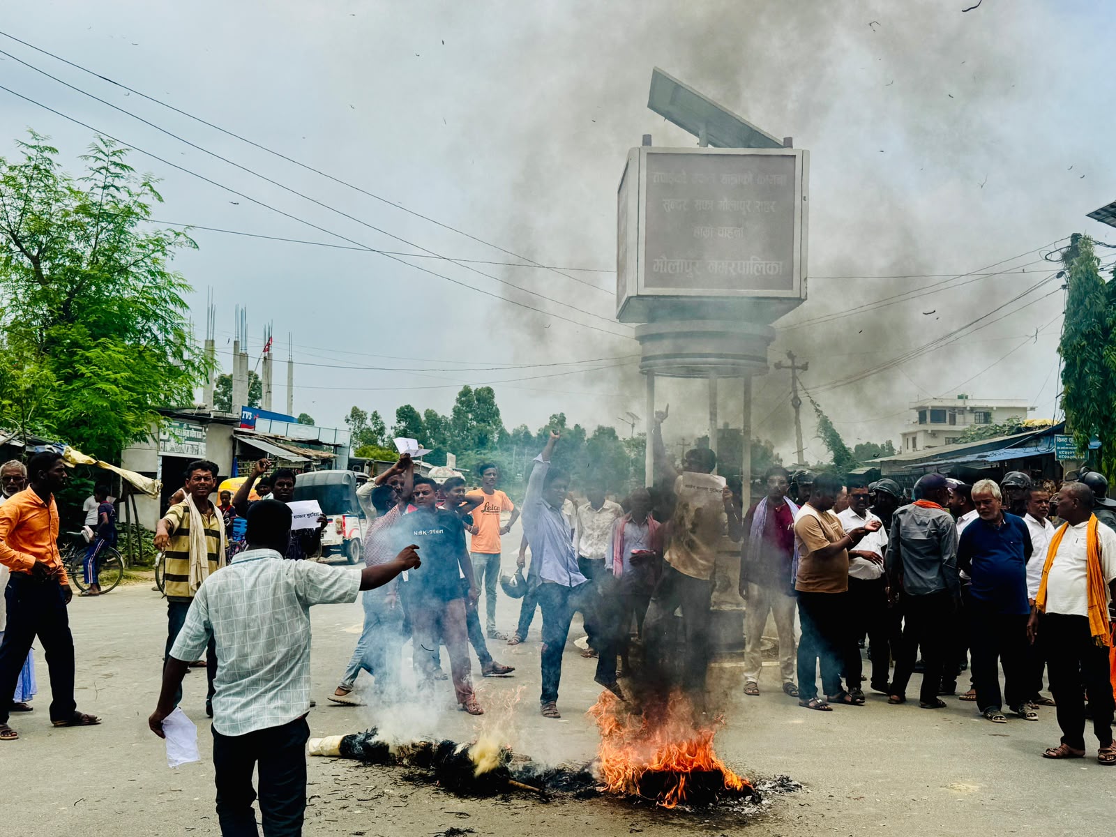 मौलापुरमा प्रशासकीय अधिकृत नपठाएपछि आन्दोलनकारीले जलाए प्रधानमन्त्रीको पुतला