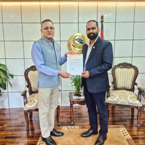 हिमालय एयरलाइन्सका कर्मचारीद्वारा बाढीपीडितका लागि संकलित रकम हस्तान्तरण