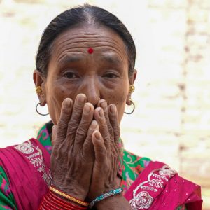 अर्जुन दोङकी आमा न्याय माग्दै सिंहदरबारको ढोकामा