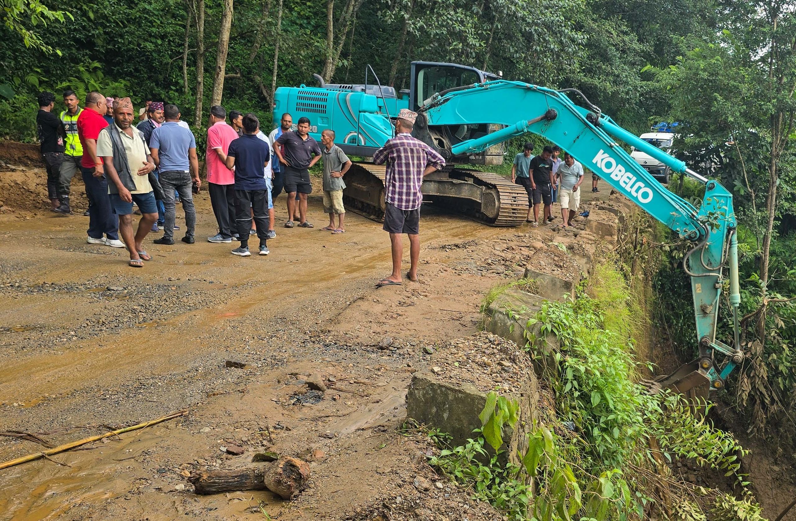 नुवाकोटको पटाबारीमा पहिरो, राहत बोकेका गाडी रोकिए
