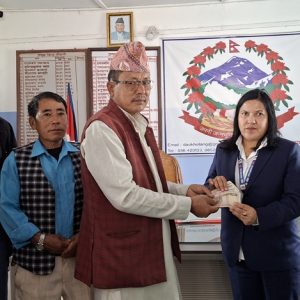 भोटेकोशी बाढीपीडितलाई राप्रपा खोटाङद्वारा प्रशासनमार्फत राहत रकम