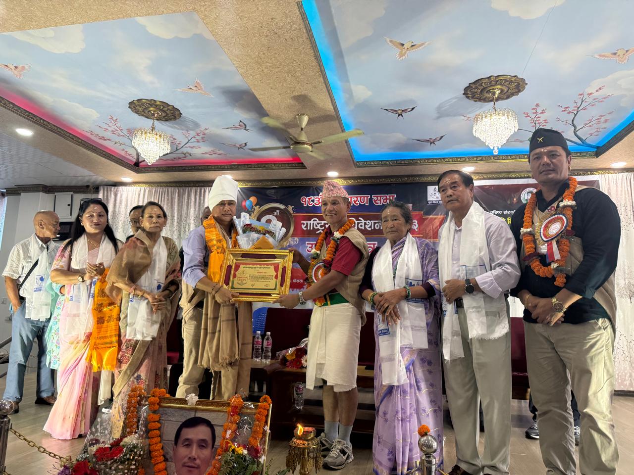 ‘लोकबहादुर गुरुङ स्मृति सम्मान’ गायक गुरुङलाई