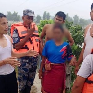 लालबकैया नदीमा डुबेकी महिलालाई इन्स्पेक्टर केसीले जोखिम मोलेर बचाए