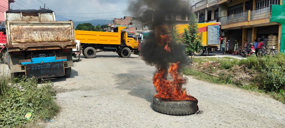 स्थानीयको अवरोध र टिपर व्यवसायीको आन्दोलनले सौर्य सिमेन्टको चुनढुंगा ढुवानी ठप्प
